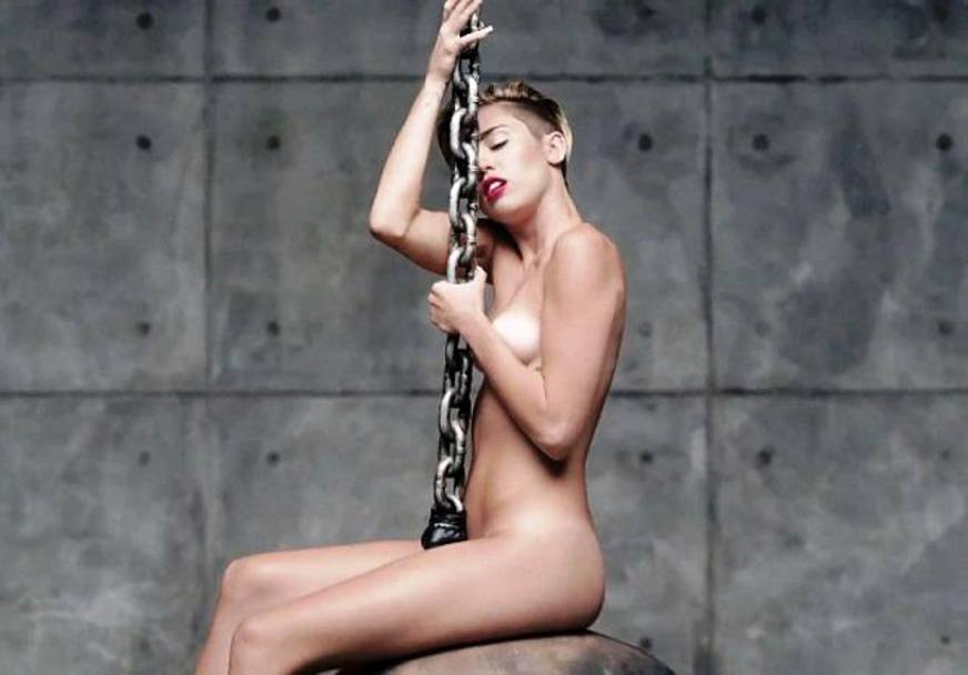 &#39;Wreaking Ball&#39;, il primo video scandalo in cui  Miley Cyrus ha girato alcune scene di nudo 
